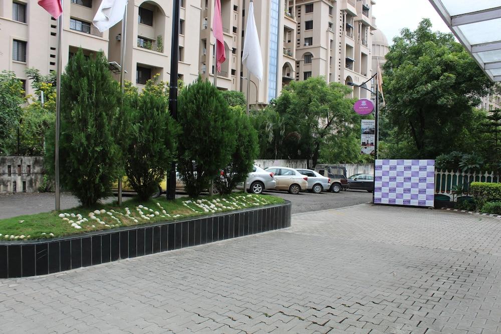 Royal Orchid Golden Suites Pune Exterior foto