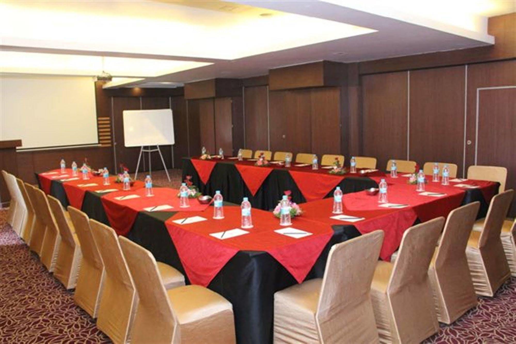 Royal Orchid Golden Suites Pune Exterior foto